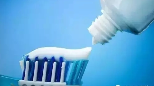 用牙膏涂抹并清洗紫砂壶（可用牙刷轻轻刷壶，来清洗）