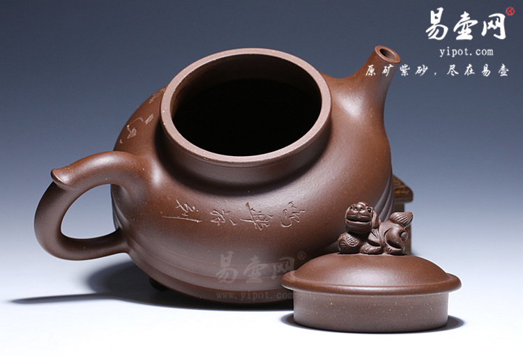  宜兴紫砂壶名家：汤鸣皋三足瑞狮壶图片